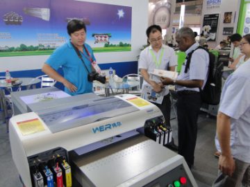 Đồng nghiệp giải thích cẩn thận.